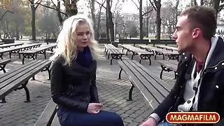 فاسق شقراء في بذيء الملابس الداخلية هو على استعداد أجنبي سكسي للحصول على مارس الجنس في الحمار