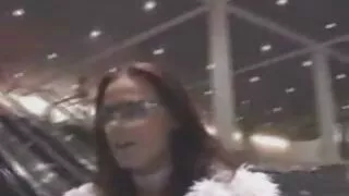 الزوجة اليابانية أوكي هيتومي تمتص ديك غريب تحت سكسي فروخ اجنبي إشراف زوجها