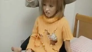 خلعت سكسي ولد اجنبي الفتاة ملابسها وأخذت المداعبات الواثقة من كس