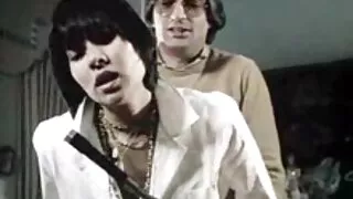 رأى هزاز امرأة سمراء شابة وسارع إلى إرضاء صاحب افلام سكسي اجنبي وعربي الديك