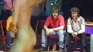 في صالة الألعاب الرياضية ، تحصل الشقراء على قضيب أسود في فتحة مقاطع فيديو سكسي اجنبي الشرج وفي فمها