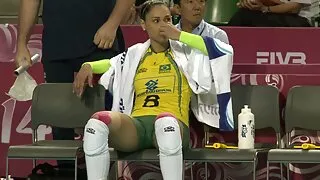 أنيقة سكسي نيج اجنبي لاتينا خادمة تعطى المالك على أريكة