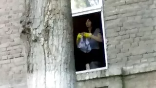 جاءوا لزيارة المتأنق وعرضت عليه اللعنة البرية فلم سكسي اجنبي معهم