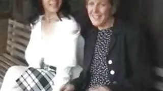 فليرتي في الملابس الداخلية الجميلة مع جوارب يتمتع فاسق سكسي اجنبي محارم على الكرسي