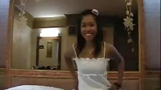 مدلكة سكسي أجنبي مترجم ممزق جوارب طويلة و مارس الجنس من قبل سلوتي العميل على أريكة